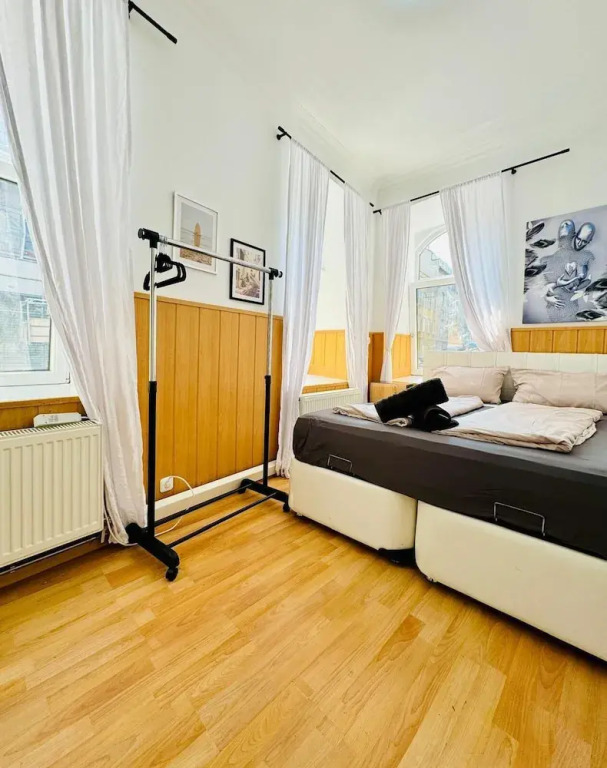 10 Economy Rooms-Shared Bath & Kitchen