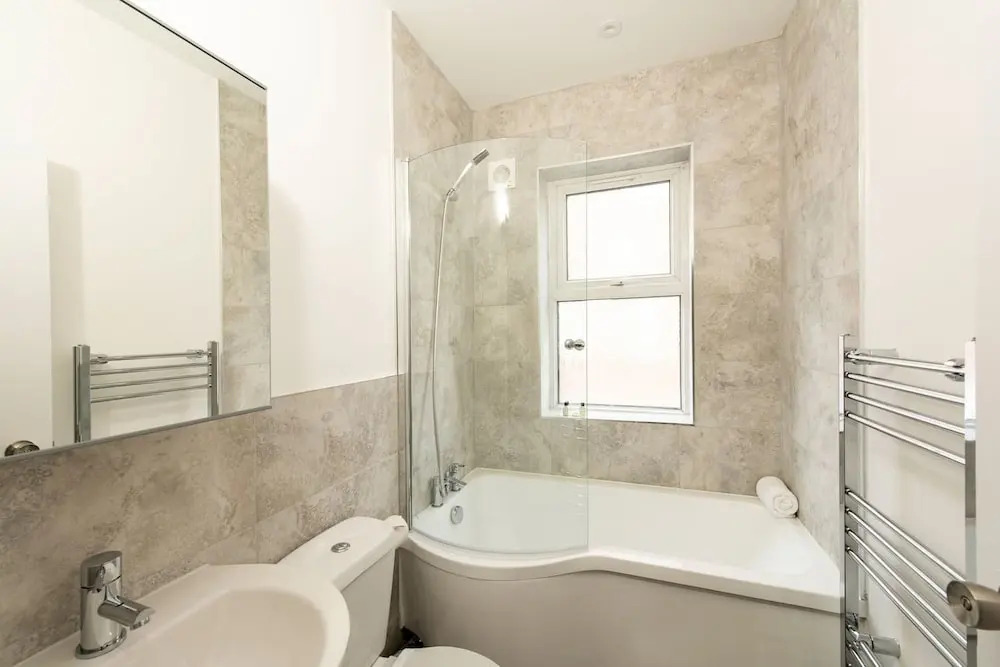 Modern Sleeps 5 - 1BR Home in Manchester