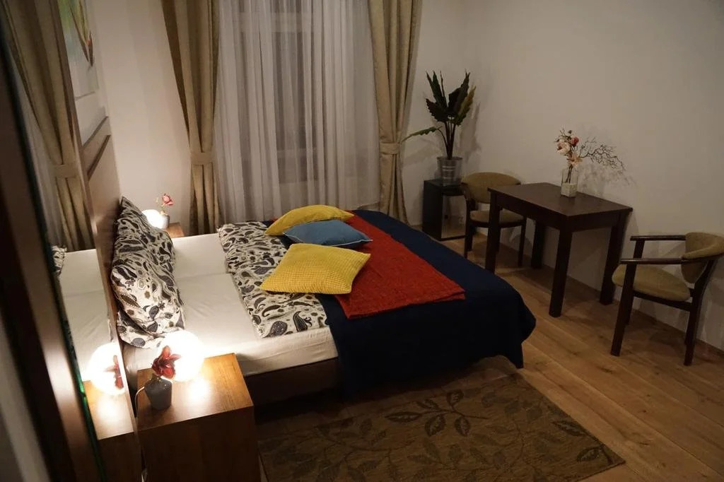 Esfand Hostel