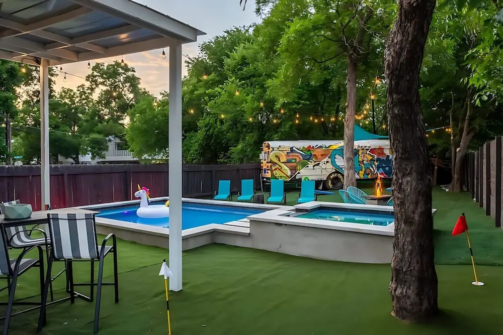 Pool  HotTub  Magic School Bus  5 mins to Downtown, Austin