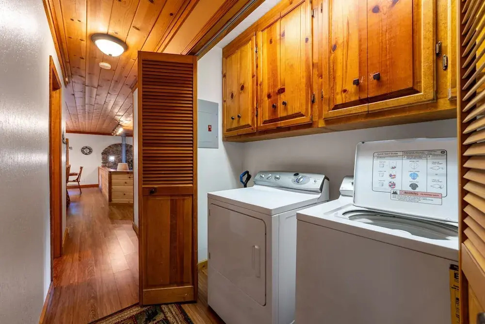Whiskey Springs by Avantstay Classic Cabin Near Tahoe Donner Ski Area!