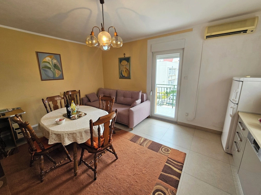 Oleander, Three-bedroom Apt in Trogir