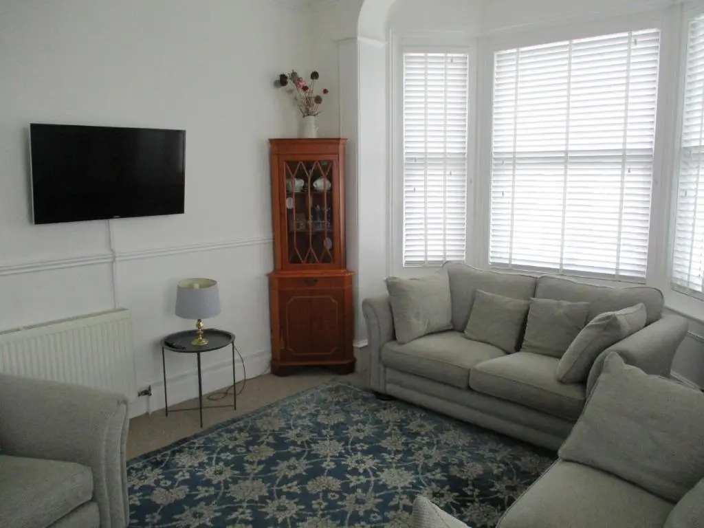 3 Bed Flat - Sleeps 5 - Garden - Parking - Wifi