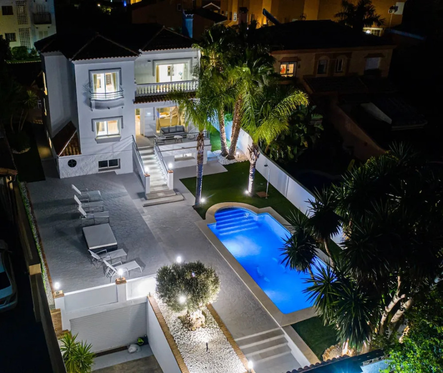 VACATION MARBELLA I Sunny Camelia Villa Heated pool, Recently Renovated, Best Residential Neighborhood in Benalmadena, Short walk to the beach, Cinema Room