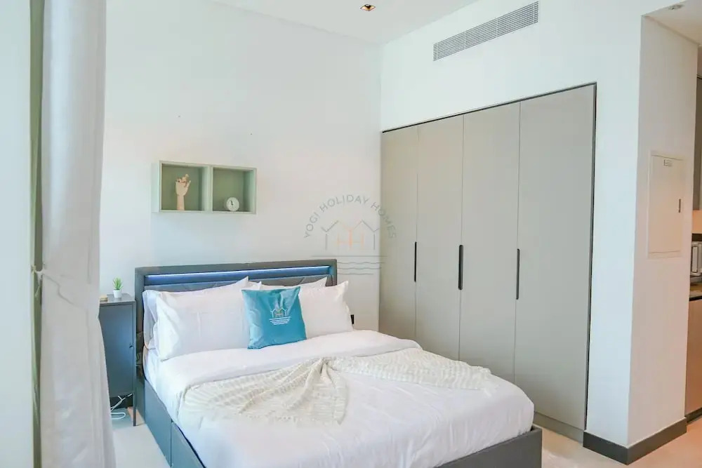 Urban Skyline City Comfort Studio