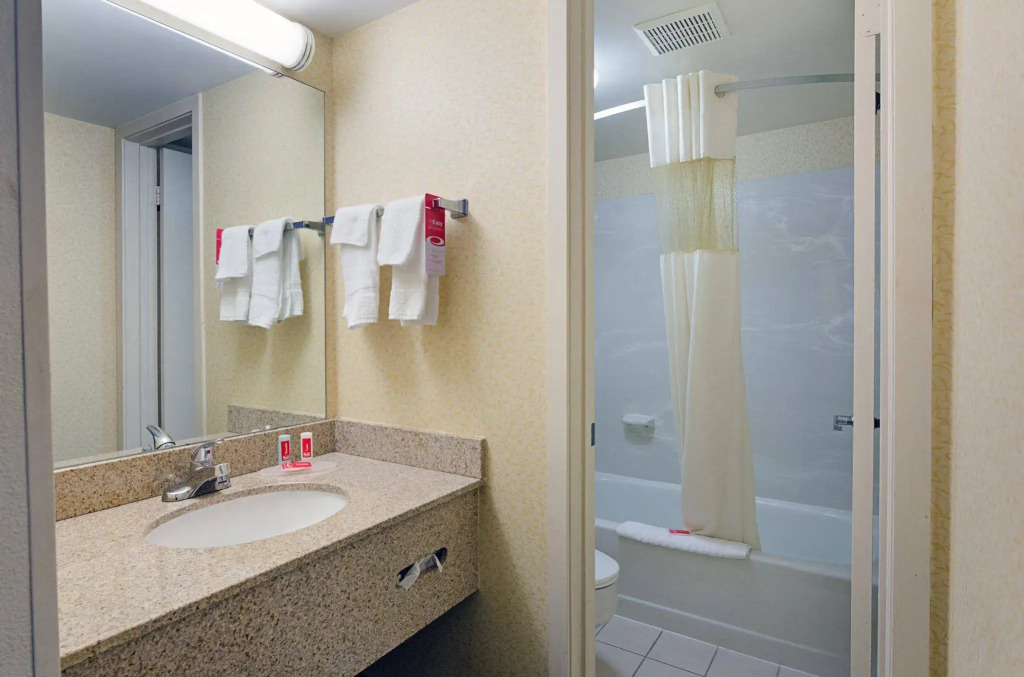 Econo Lodge Inn and Suites