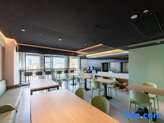 Jingju Hotel (Kunyi Fu Eryuan Jindingshan Bei Lu Road Subway Station)