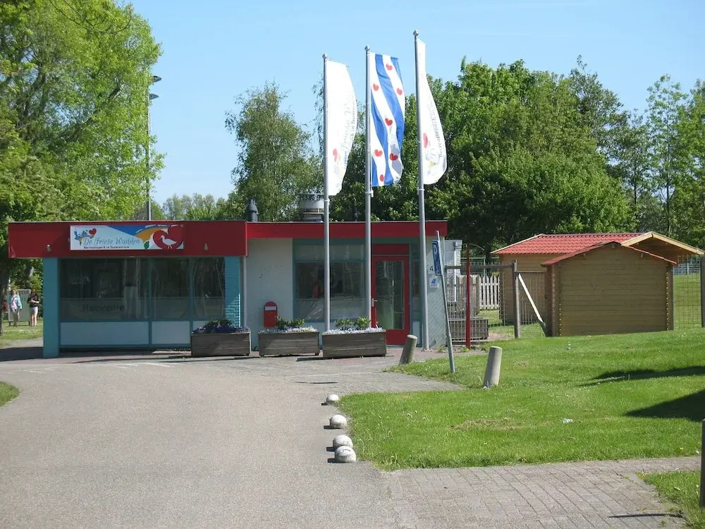 Nicely Furnished Chalet with Oven near Wadden Sea