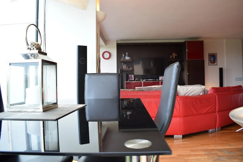 2 Bed Flat in Shoreditch With Balcony