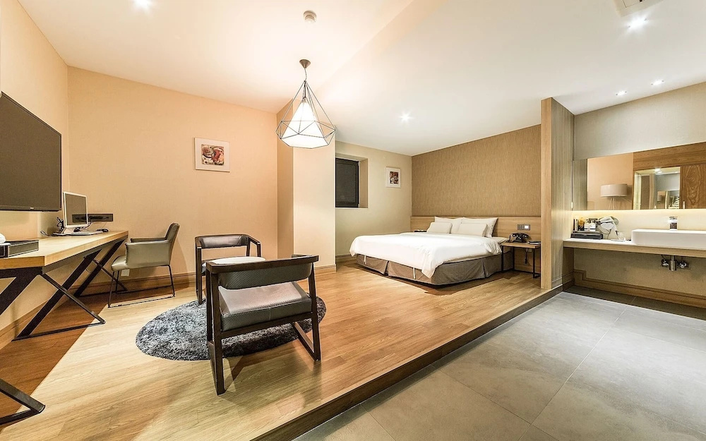Guangming Cherbourg Hotel