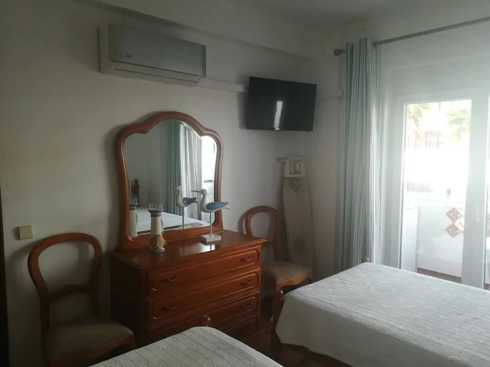 Quarteira 1-bed, Sleeps 4, Parking, 1 min to Beach