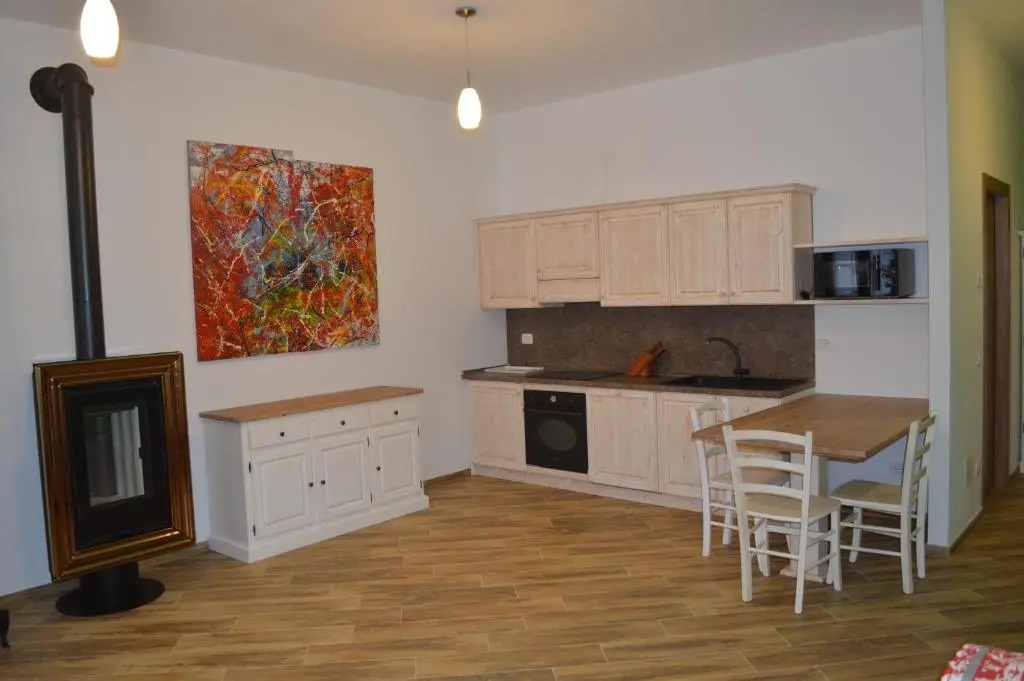 Parravicini Red Flower apartment