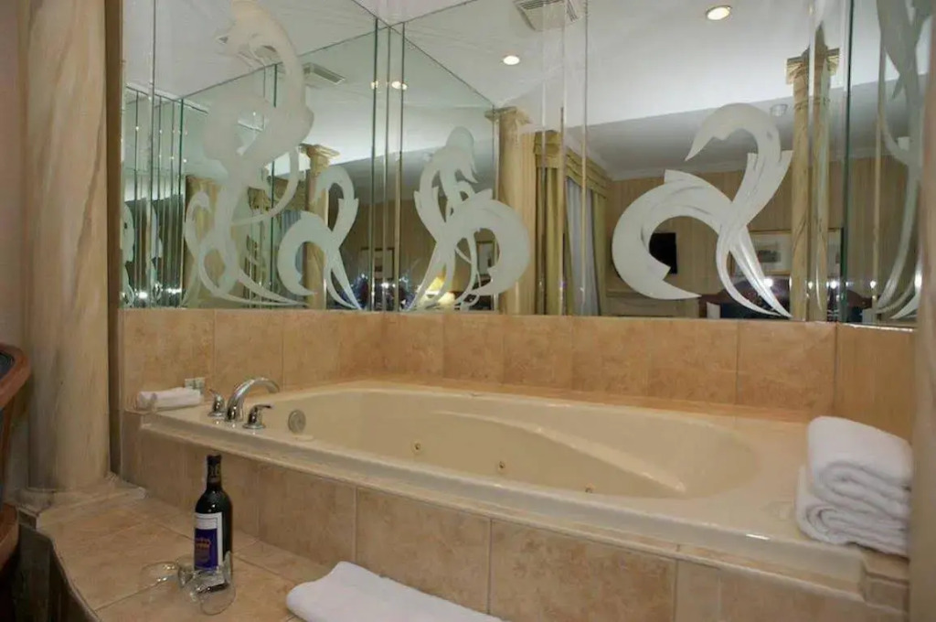 Monte Carlo Inn Toronto West Suites