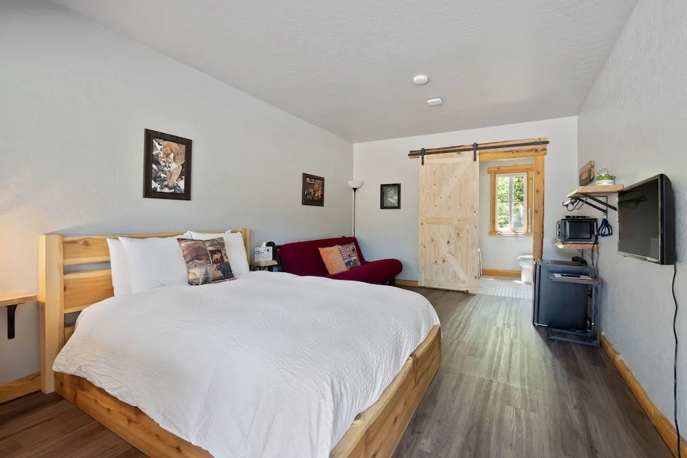Lake Village Lodge