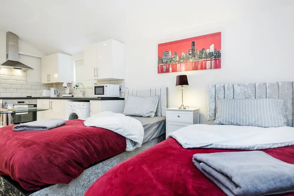 Studio Flat in Bedford Near Hospital & Stations