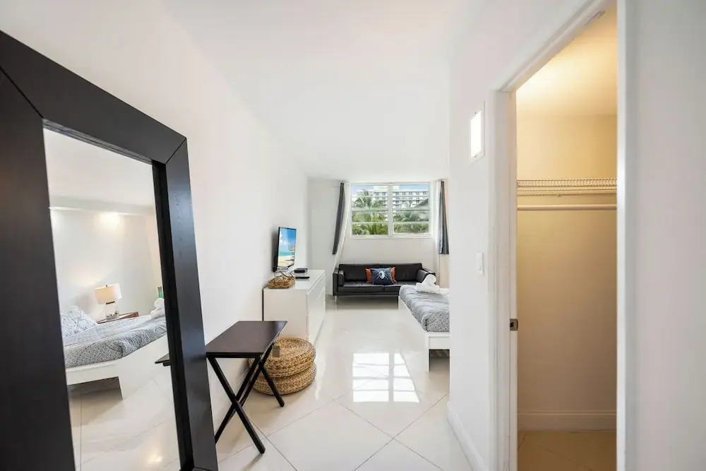 Condo Close to the Beach Pool, Gym, Tennis 2BR 6 Guests