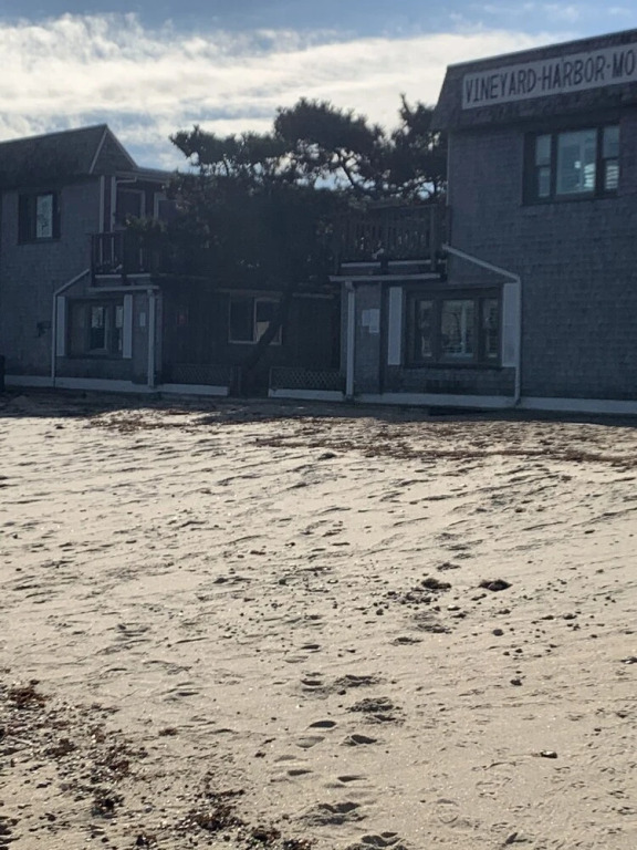 Vineyard Harbor Motel - Private Beach