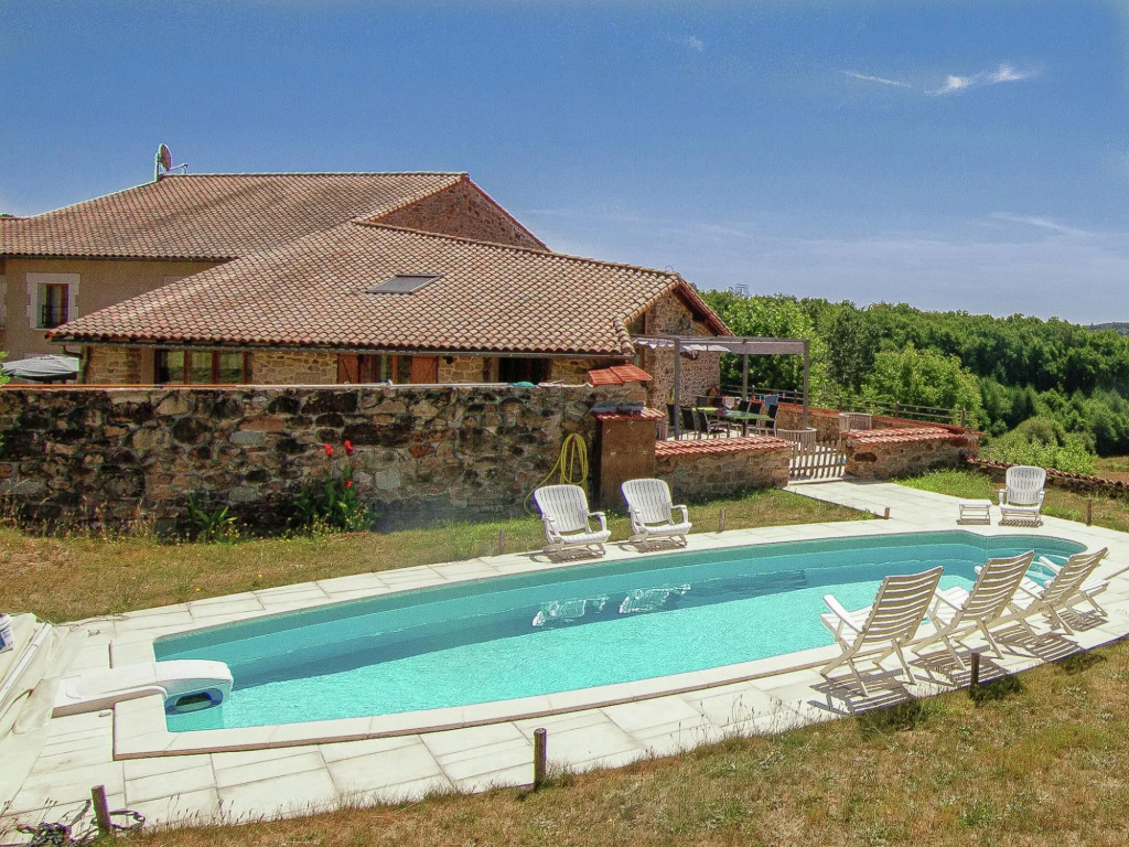 Beautiful domain with two heated swimming pools near a beautiful golf course