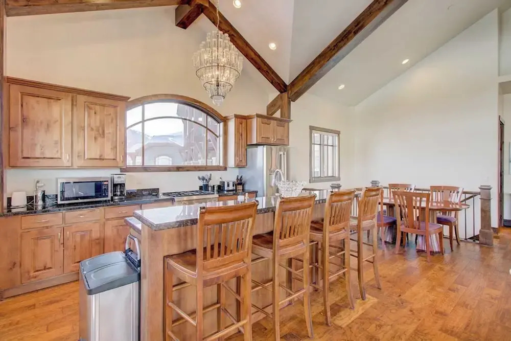 Fairway Ski and Golf Retreat by Avantstay Blocks From the Ski Lift! Beautiful Views w/ Hot Tub