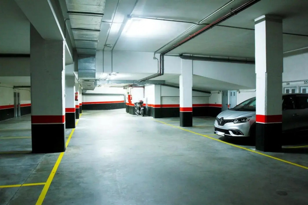 Apartamentos La Perla con piscina y parking
