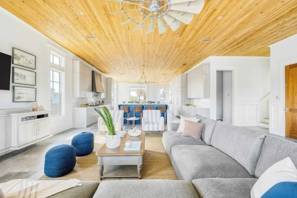 Monarch by Avantstay Stunning Estate 1 Block to Beach, Swim Up Bar, Hot Tub, & Rooftop Views