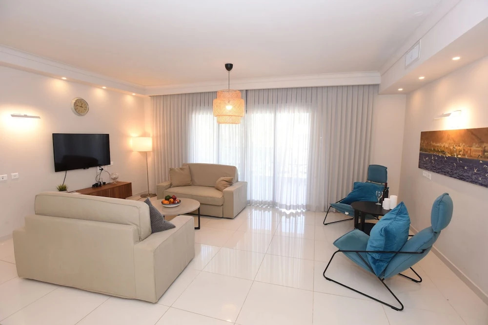 Avi's Suites Yossi Avrahami Royal Park