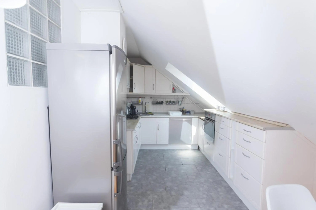 Hi-Bp Garden city Batsanyi Apartment 3 Rooms, Apartment upstairs close the city train