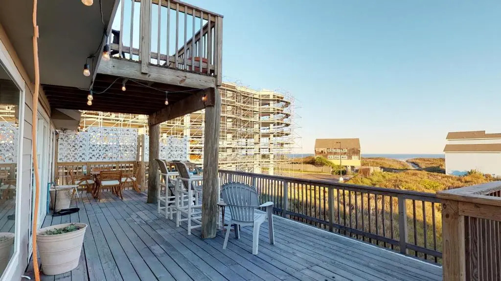 LP6 Well Appointed Home, Large Back Deck, Views of Gulf, Screened in Porch