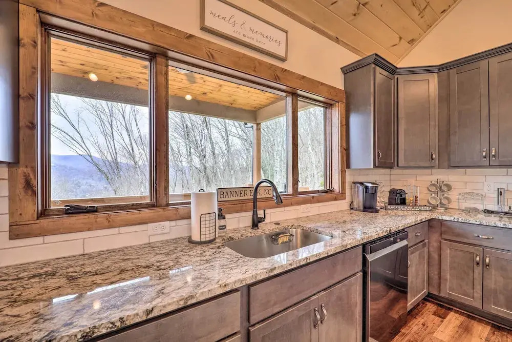 Mountainside Family Retreat w/ Deck in Banner Elk!