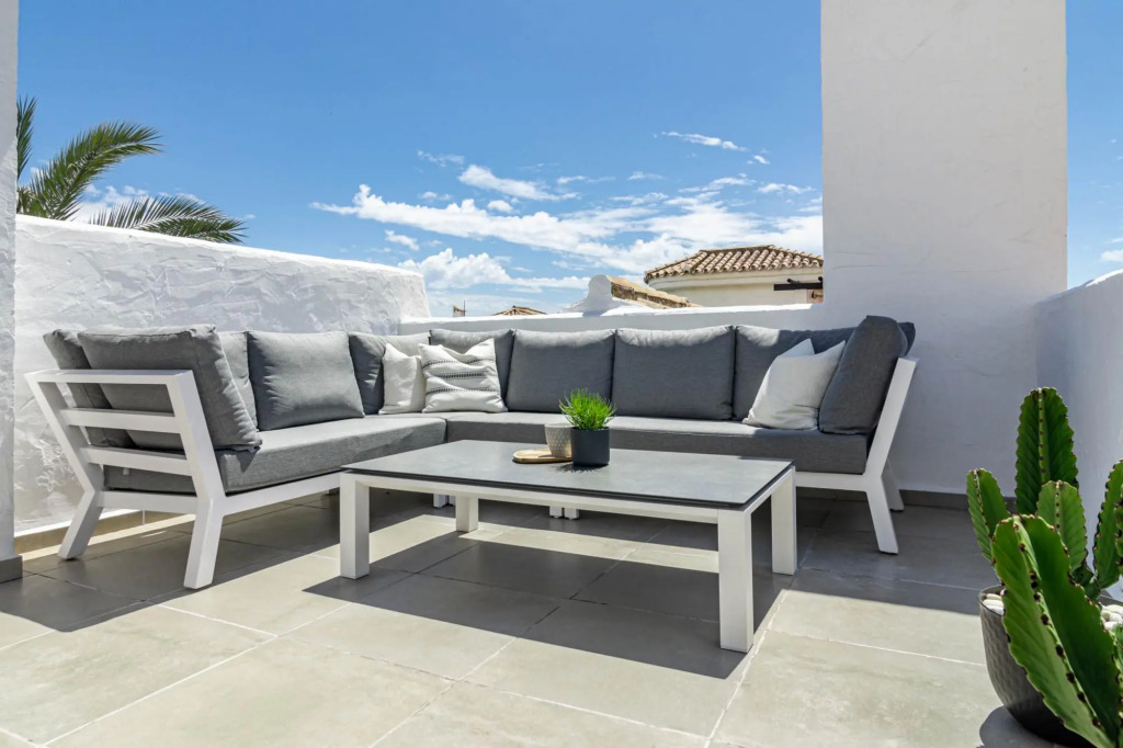 LNM17- Modern 1 bed flat, close to beach and port