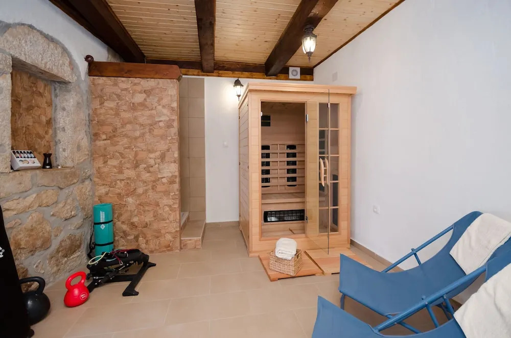 House Božica with sauna & heated pool
