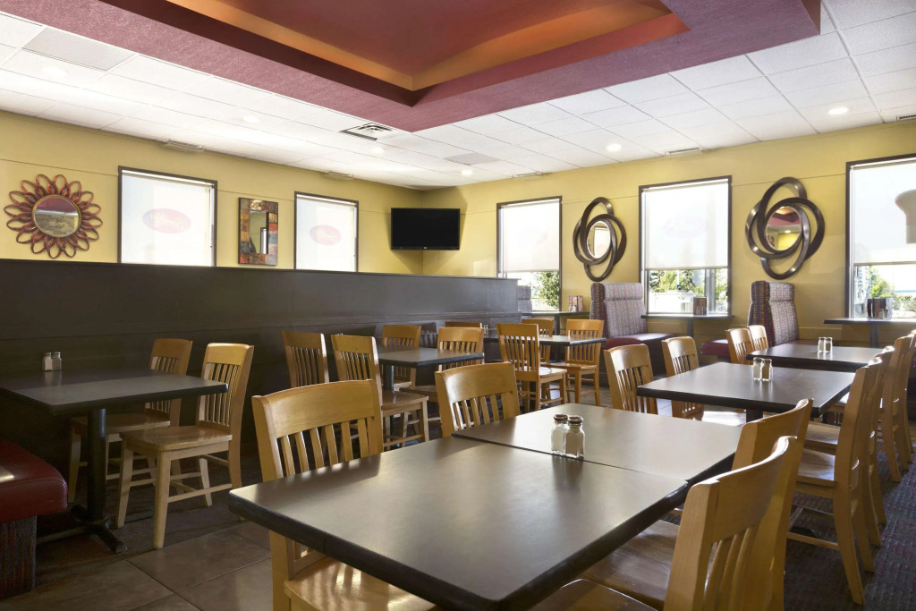 Travelodge by Wyndham Edmonton West