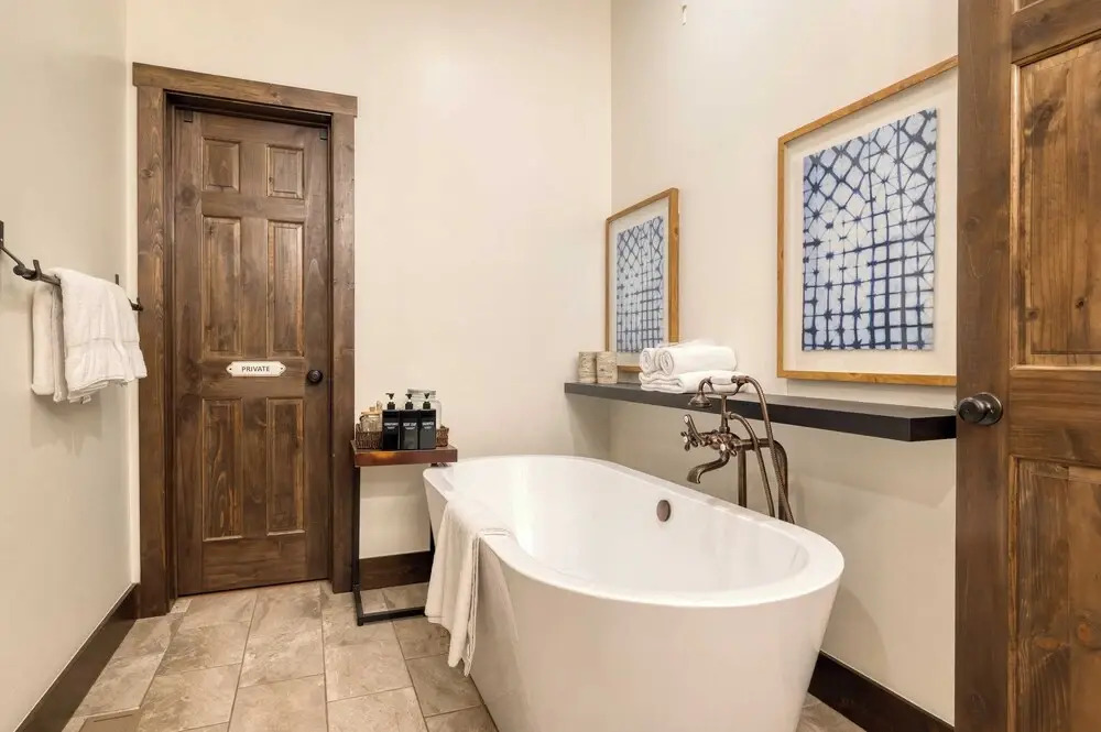 Winterhaven Estate by Avantstay Sleeps 19 Guests Mountain Compound w/ Views, Firepit, Hot Tub
