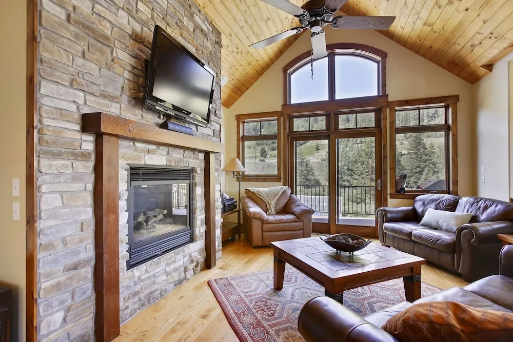 Slopeside Mountain Time Luxury Chalet by Winter Park Escapes