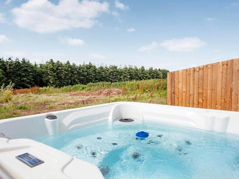 2-Bed Cottage Sleeps 4 with Hot Tub