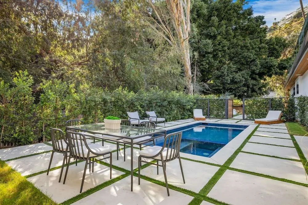 Laurel Canyon - Architectural Modern Estate With Pool & Landscaped Garden