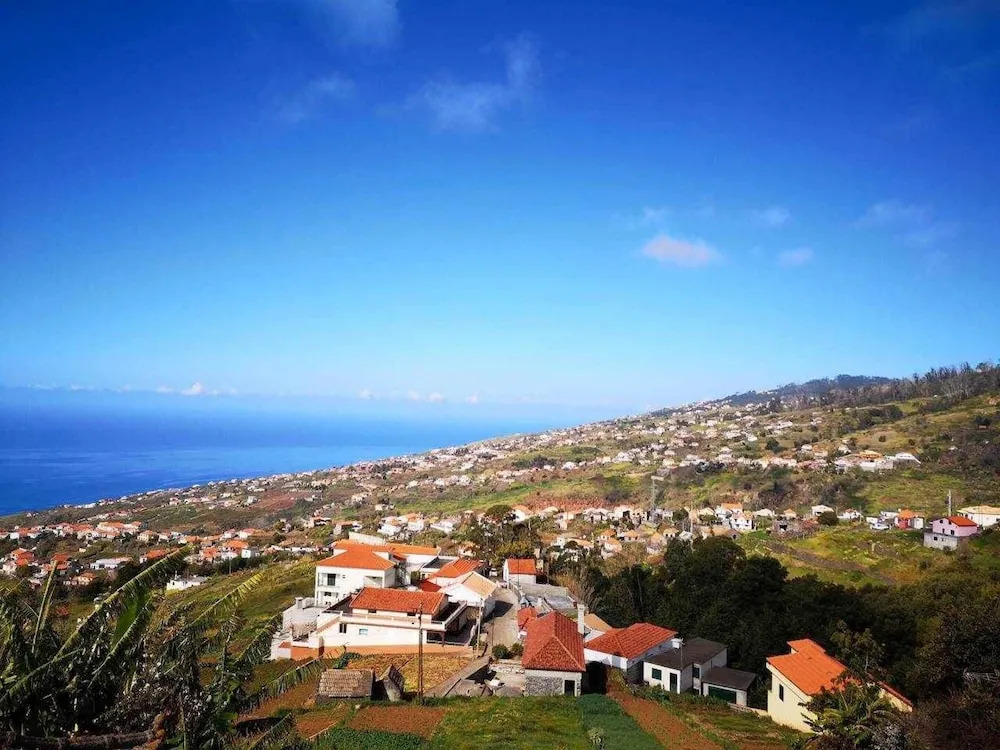 House with One Bedroom in Calheta, with Wonderful Sea View And Wifi
