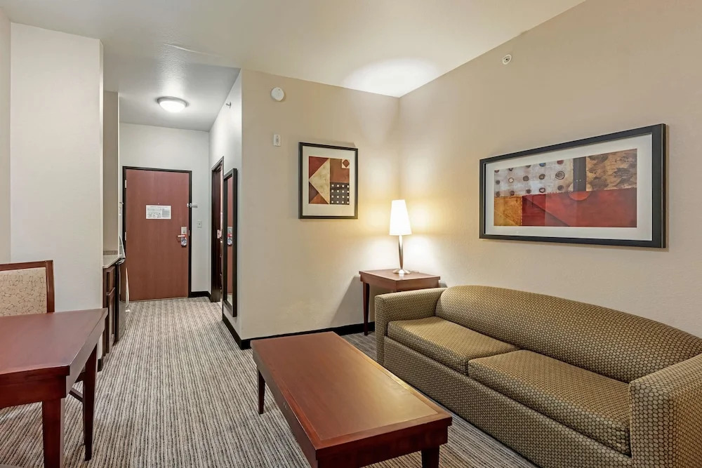 Holiday Inn Express & Suites Mineral Wells