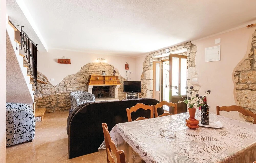 Two-Bedroom Holiday Home In Divsici