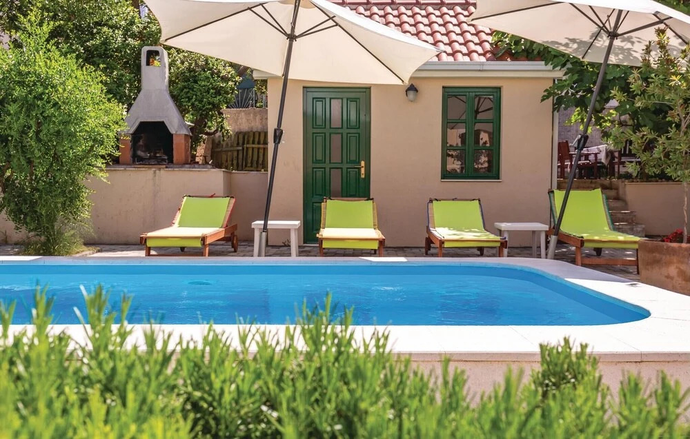 Beautiful Home in Makarska With Wifi and 2 Bedrooms