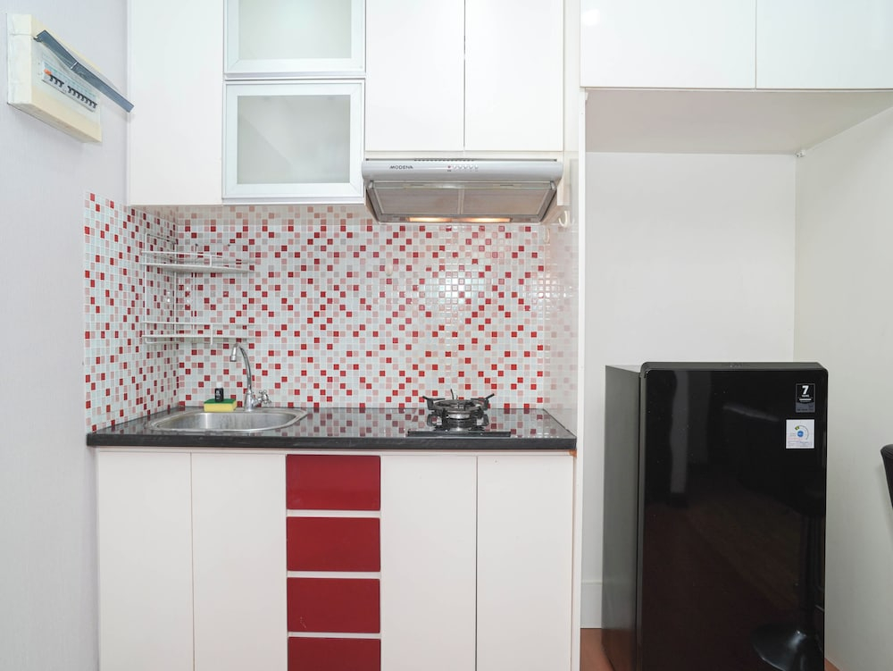Serene Red Vibe 2Br At Apartment Nifarro Park