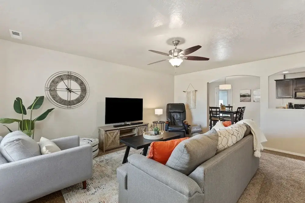Easy Stay for 9 Workspace Pets OK Shop Dine