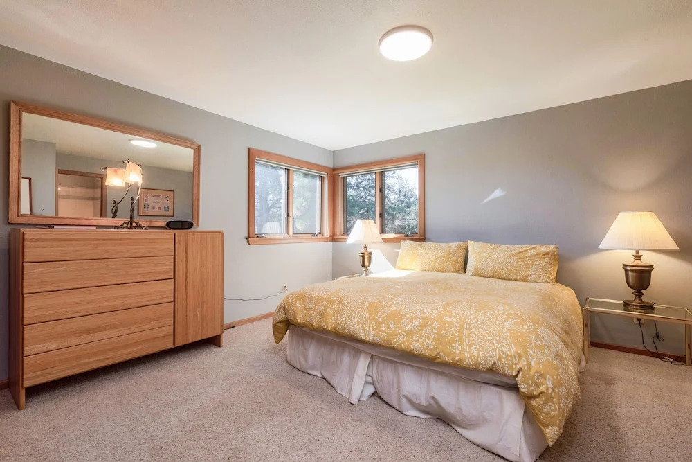 Bennett Flat Home 5 Bedrooms 4.5 Bathrooms Home