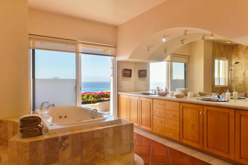 Luxury 5BR Villa, Sleeps 14 W/ocean View: Villa Perla de Law