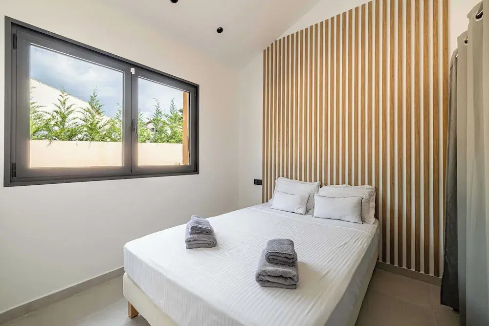 Modern Villa with Heated Pool and Garden