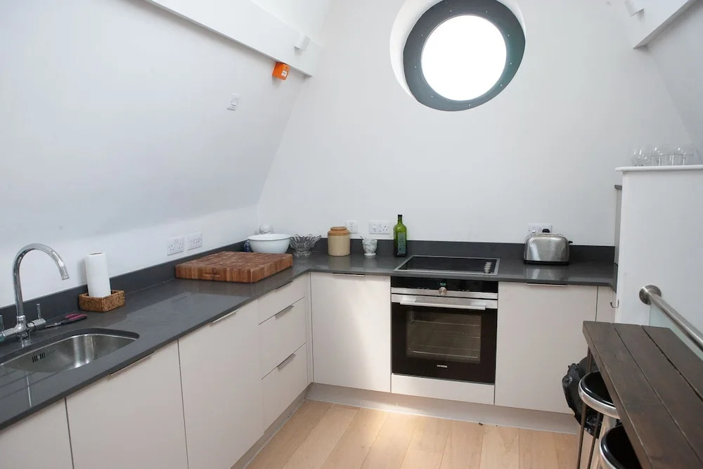 Modern 1 Bedroom Flat in Converted Church