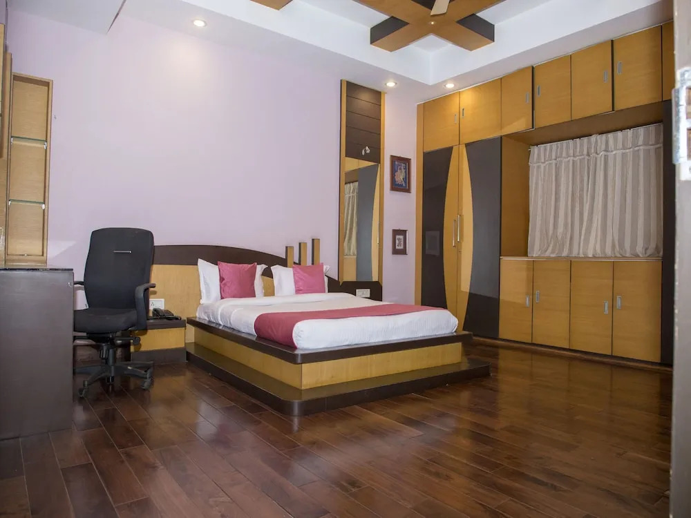 OYO 11345 Hotel White House Inn