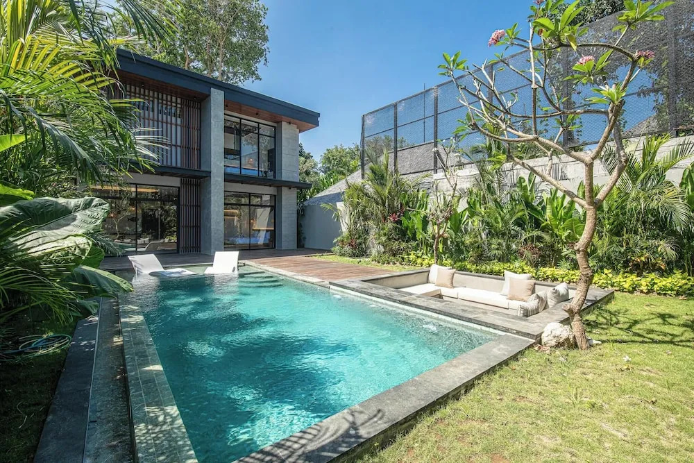 Refined 5BR Contemporary Villa, 400m to the Beach