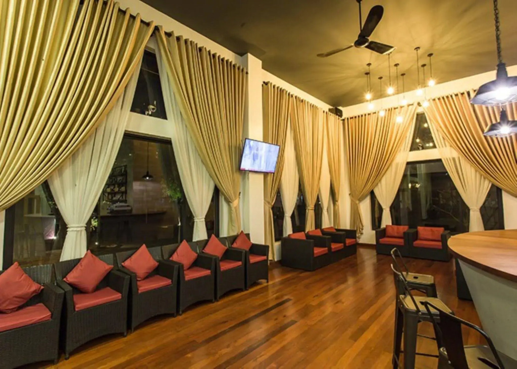 Yeak Loam Hotel