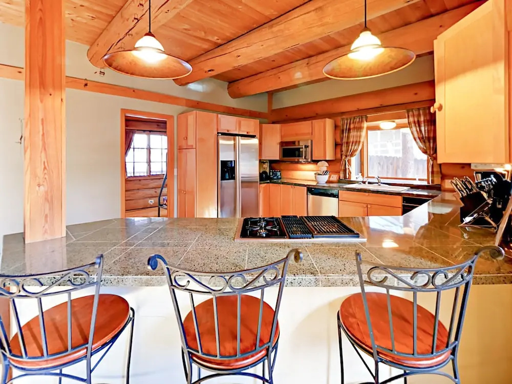 3BR Custom Handmade Log Home by RedAwning